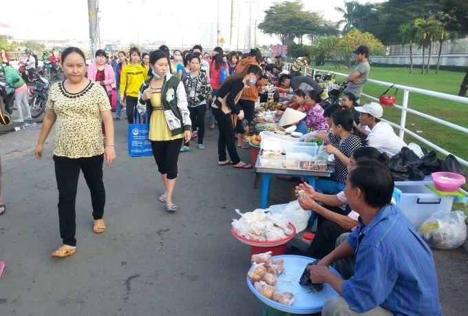 Người già xoay đủ nghề vì lương hưu thấp