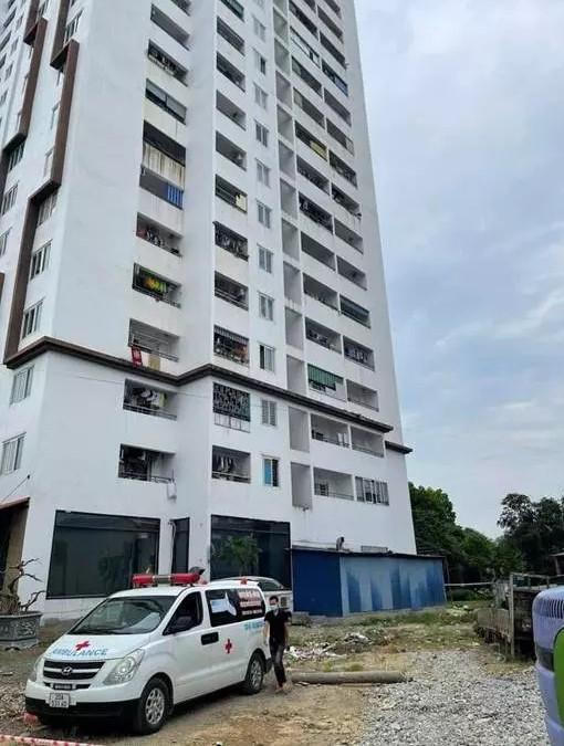 Trèo từ tầng 11 xuống tầng 10, nam thanh niên rơi xuống đất tử vong - Ảnh 2.