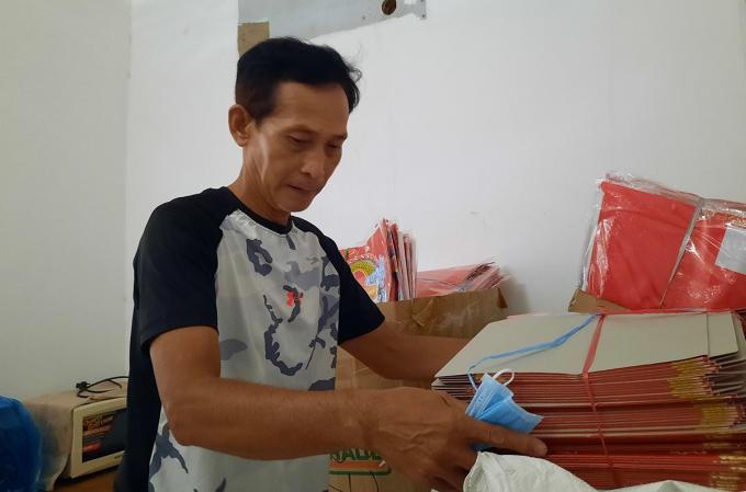 Người già xoay đủ nghề vì lương hưu thấp