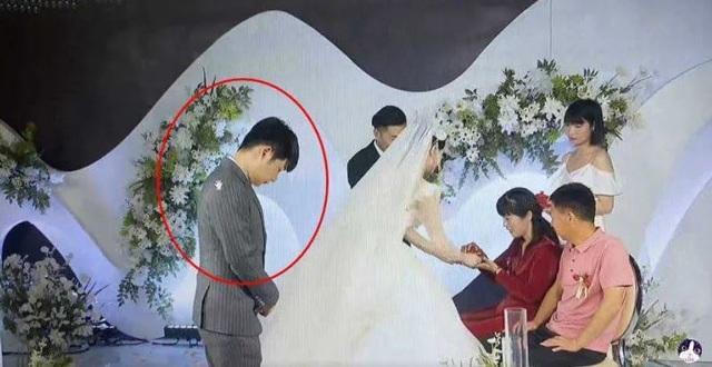 Chú rể cúi gằm mặt buồn rầu trong hôn lễ, cô dâu tiết lộ lý do