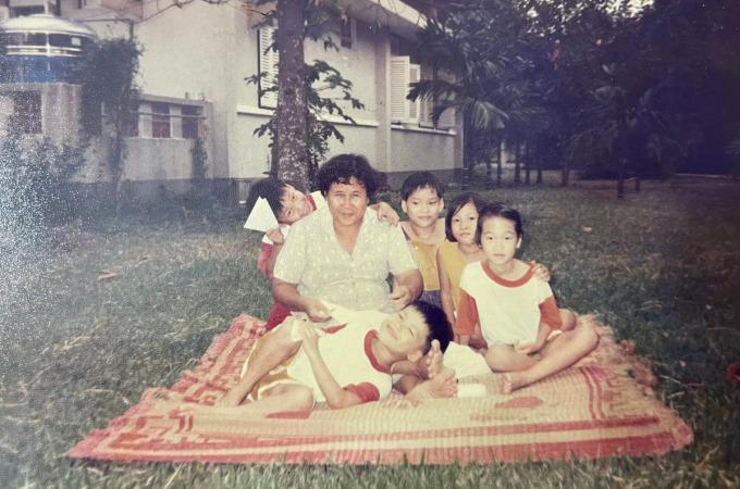 Xúc động chuyện người mẹ nuôi biến đứa trẻ mồ côi thành 'thủ lĩnh trẻ' 