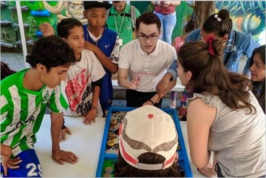 Xúc động chuyện người mẹ nuôi biến đứa trẻ mồ côi thành 'thủ lĩnh trẻ' 