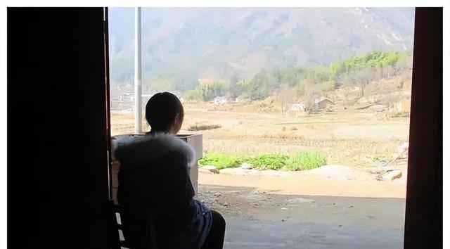 Bé gái bị chuột cắn mất mũi 26 năm trước, giờ hạnh phúc bên chồng đẹp trai 