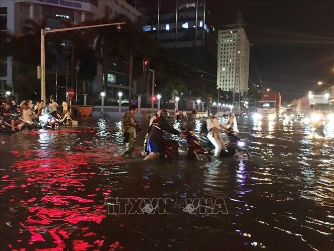 Lý giải nguyên nhân ngập diện rộng tại Hà Nội trong cơn mưa lớn đêm 13/6