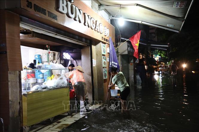 Lý giải nguyên nhân ngập diện rộng tại Hà Nội trong cơn mưa lớn đêm 13/6