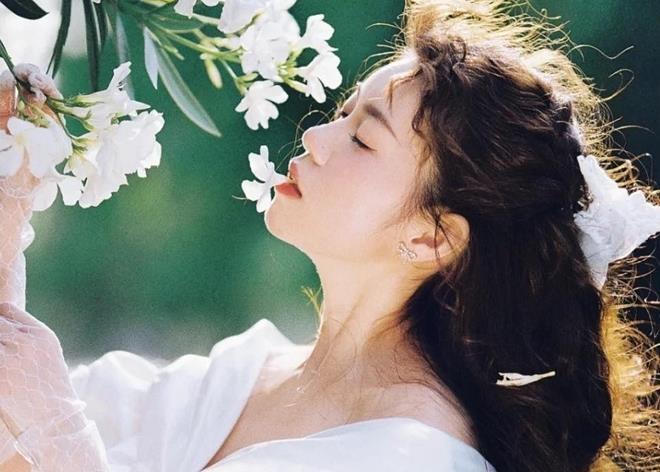 Nữ sinh viên suýt chết khi ngậm hoa để 'sống ảo'