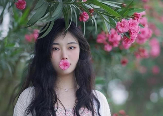 Nữ sinh viên suýt chết khi ngậm hoa để 'sống ảo'