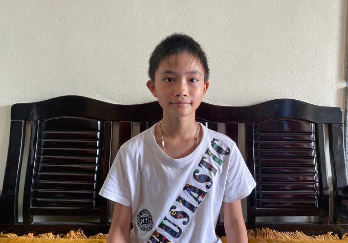 Cậu bé bốn năm đẩy xe lăn đưa bạn đến trường