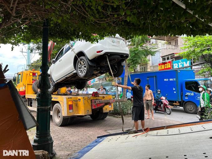 Xác định nguyên nhân khiến chiếc ô tô cắm đầu xuống sông ở Hà Nội