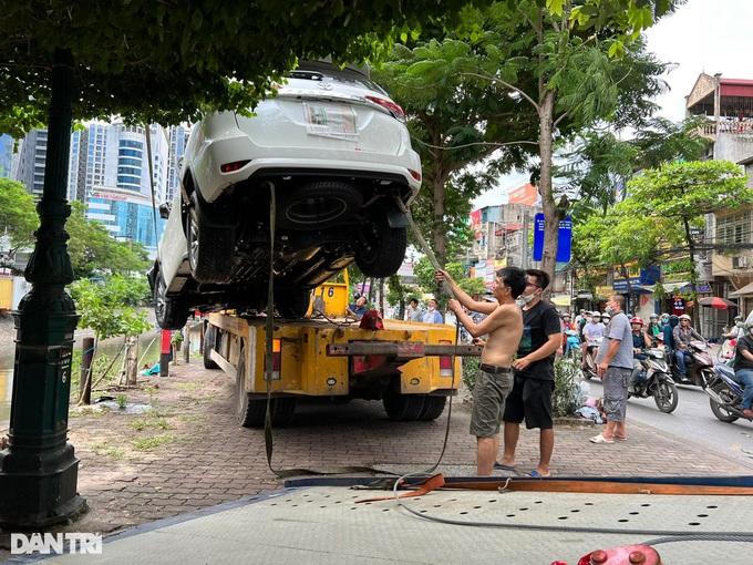 Xác định nguyên nhân khiến chiếc ô tô cắm đầu xuống sông ở Hà Nội