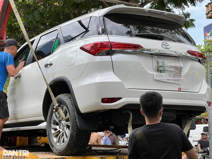 Xác định nguyên nhân khiến chiếc ô tô cắm đầu xuống sông ở Hà Nội