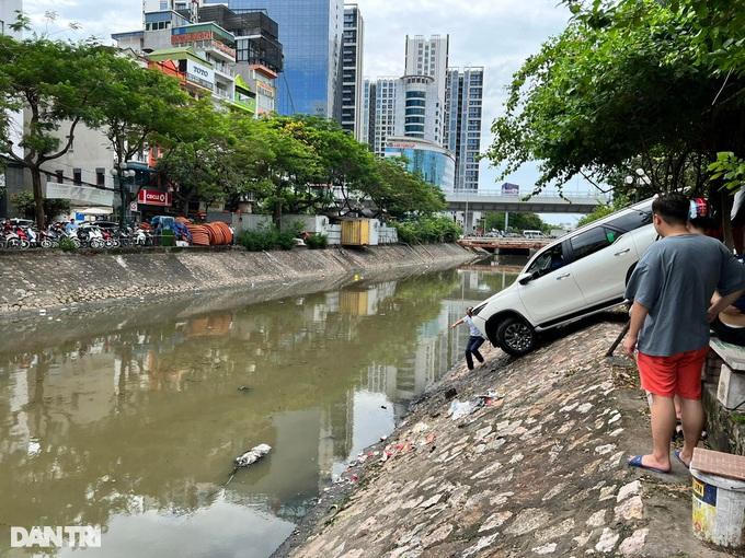 Xác định nguyên nhân khiến chiếc ô tô cắm đầu xuống sông ở Hà Nội