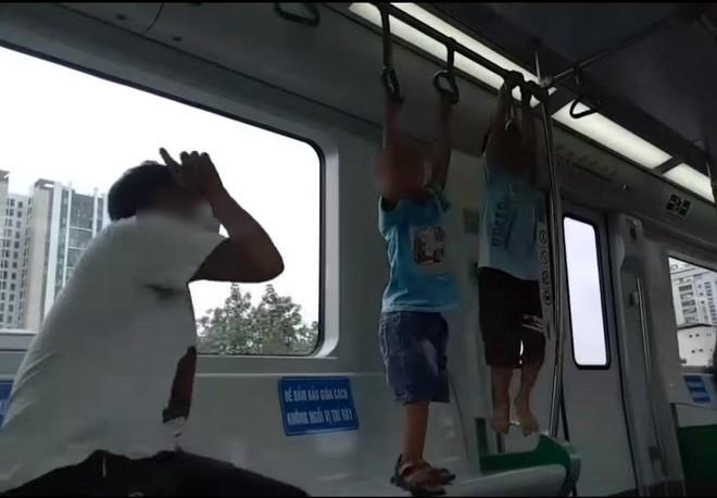 2 bé trai đánh đu trên tàu Cát Linh - Hà Đông, thái độ người lớn đi cùng gây bức xúc