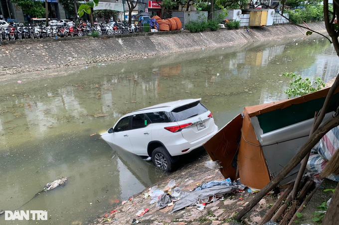 Xác định nguyên nhân khiến chiếc ô tô cắm đầu xuống sông ở Hà Nội