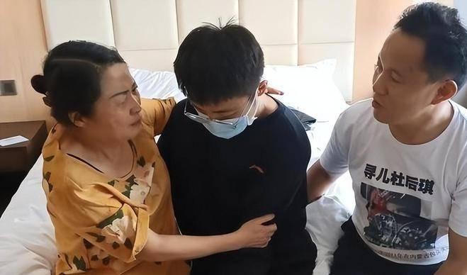 Cậu bé bị bắt cóc hai lần làm con triệu phú