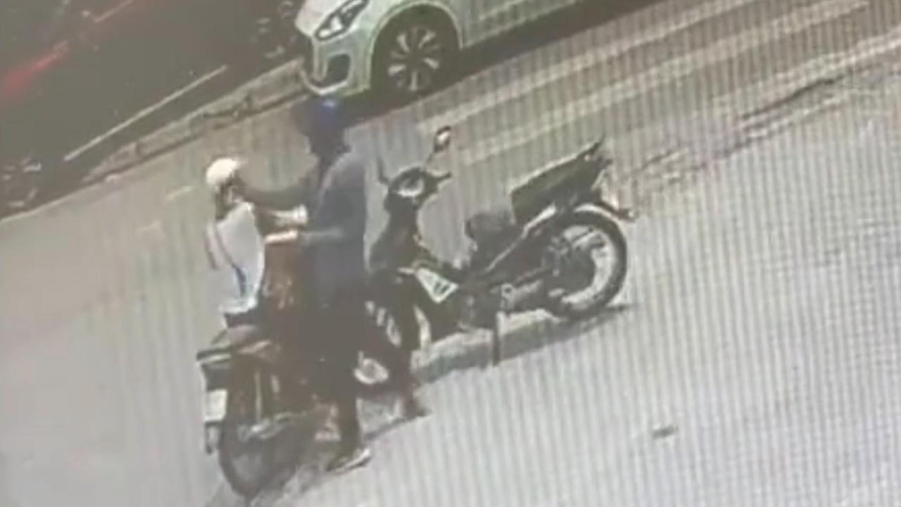 Nguoi phu nu cho con nho bi nguoi dan ong danh anh 1