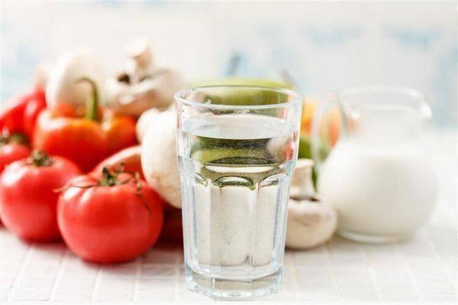 Loại cốc nào an toàn nhất để uống nước, cốc nhựa có độc không?