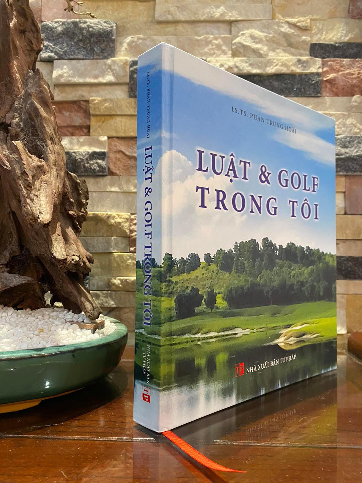 Sách ‘Luật và Golf trong tôi’ của Luật sư, Tiến sĩ Phan Trung Hoài