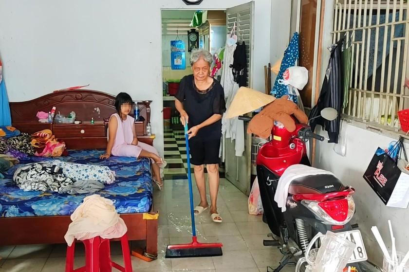 Cảnh triều cường tràn vào nhà làm xáo trộn cuộc sống người Cần Thơ