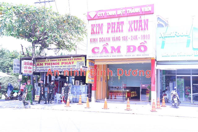 Truy đuổi 2km bắt kẻ dùng búa cướp tiệm vàng ở Bình Dương