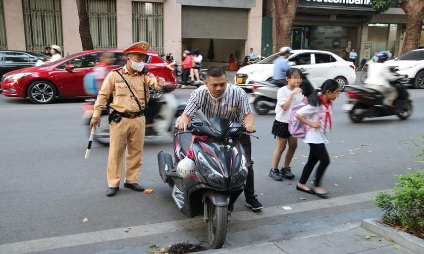 Xử lý nghiêm phụ huynh không tuân thủ luật giao thông khi đưa trẻ đến trường 