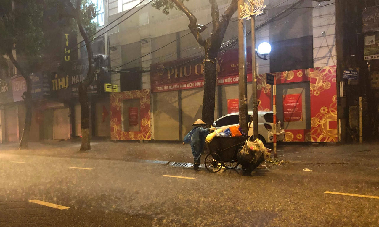 Những phụ nữ 'đội' mưa rét mưu sinh bên đường Hà Nội ngày 20/10