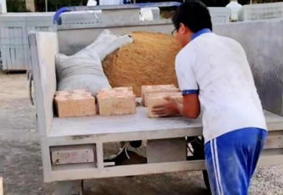 Cậu bé nằm khóc bên mộ mẹ: Con nhớ mẹ lắm!