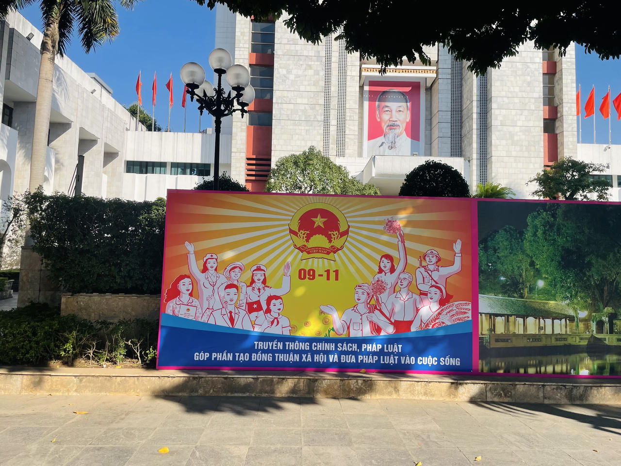 Phố phường Hà Nội rực rỡ băng rôn, khẩu hiệu hưởng ứng Ngày Pháp luật Việt Nam