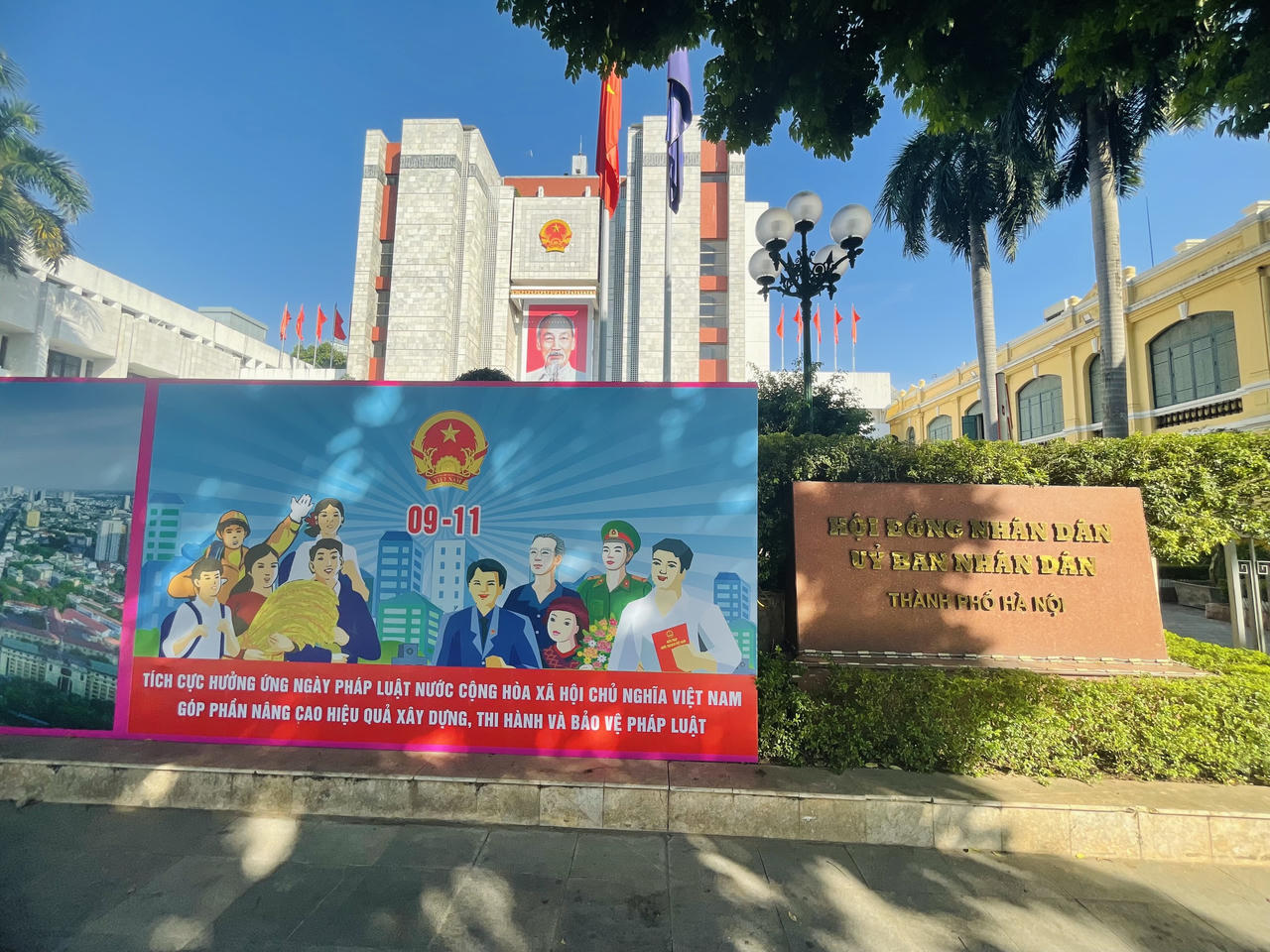 Phố phường Hà Nội rực rỡ băng rôn, khẩu hiệu hưởng ứng Ngày Pháp luật Việt Nam