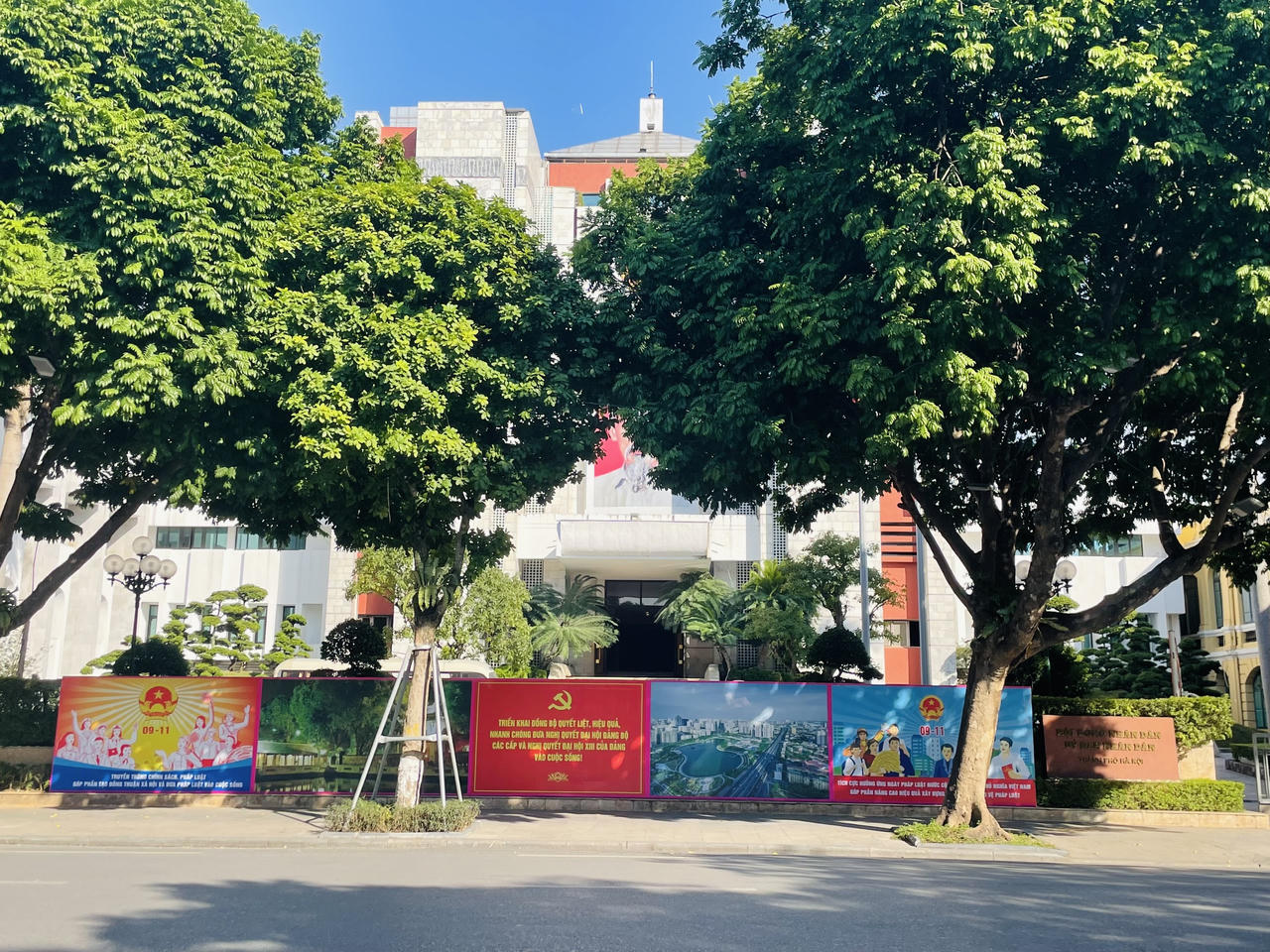 Phố phường Hà Nội rực rỡ băng rôn, khẩu hiệu hưởng ứng Ngày Pháp luật Việt Nam