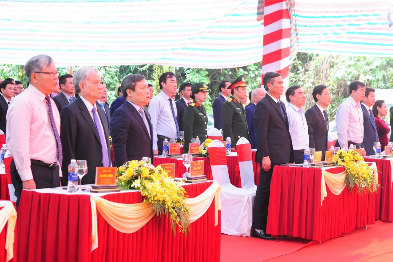 Trang nghiêm Lễ tưởng niệm 50 năm ngày hy sinh của các AHLS tại Hang Tám TNXP và Đường 20 Quyết Thắng