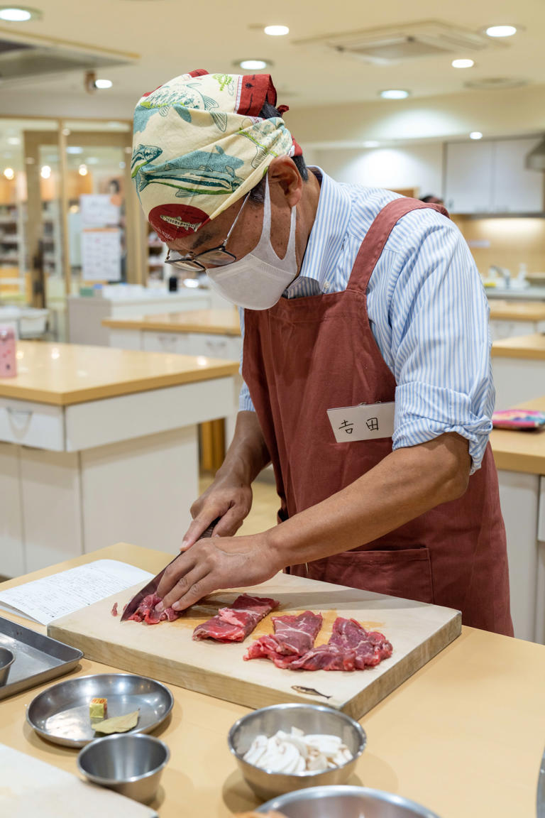 Nhiều người đàn ông trung niên Nhật học làm công việc nội trợ