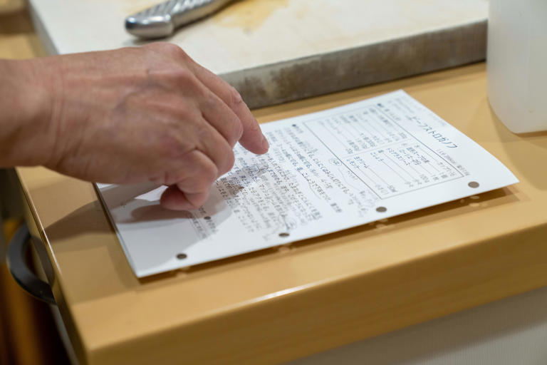 Nhiều người đàn ông trung niên Nhật học làm công việc nội trợ