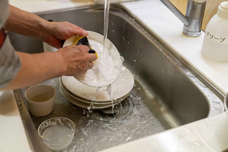 Nhiều người đàn ông trung niên Nhật học làm công việc nội trợ