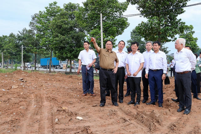 Chùm ảnh Thủ tướng tới công trường khảo sát một số dự án hạ tầng giao thông trọng điểm tại Bình Dương 