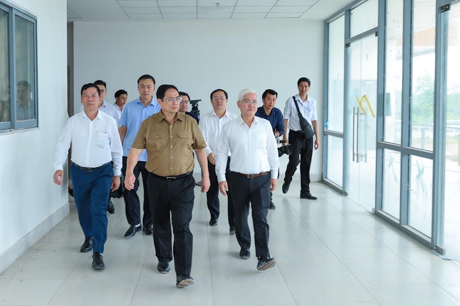 Chùm ảnh Thủ tướng tới công trường khảo sát một số dự án hạ tầng giao thông trọng điểm tại Bình Dương 