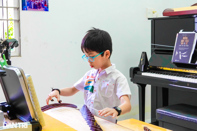 Cậu bé 6 tuổi học lớp 3, tính nhẩm nhanh như máy tính