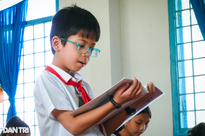 Cậu bé 6 tuổi học lớp 3, tính nhẩm nhanh như máy tính