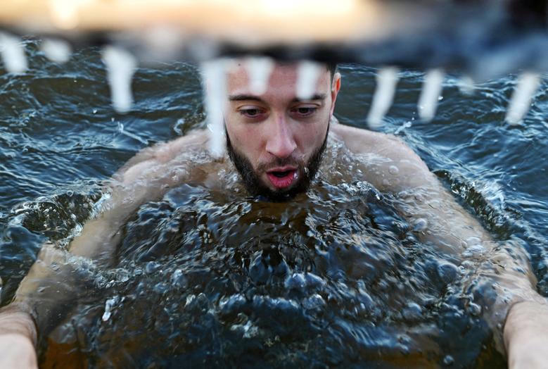 Hình ảnh người dân trên khắp thế giới co ro trong giá rét trước thềm Năm mới