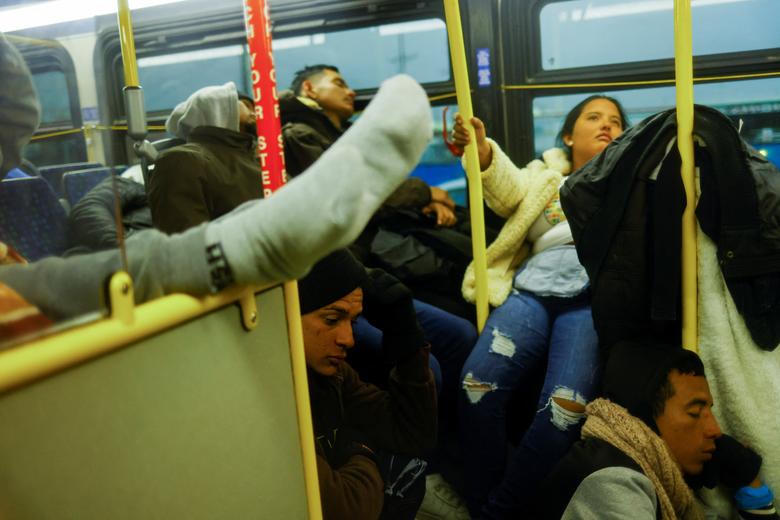 Hình ảnh người dân trên khắp thế giới co ro trong giá rét trước thềm Năm mới