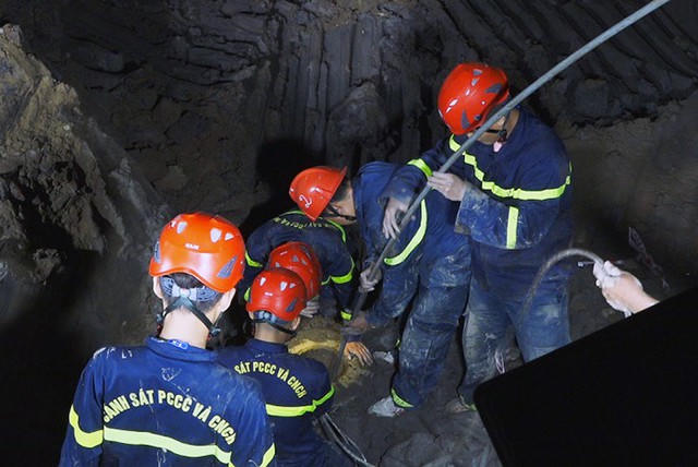 Toàn cảnh hiện trường giải cứu bé trai 10 tuổi rơi xuống ống cọc bê tông