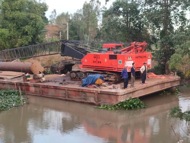 Toàn cảnh hiện trường giải cứu bé trai 10 tuổi rơi xuống ống cọc bê tông