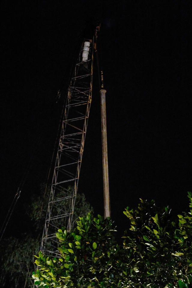 Toàn cảnh hiện trường giải cứu bé trai 10 tuổi rơi xuống ống cọc bê tông