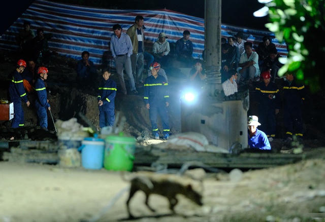 Toàn cảnh hiện trường giải cứu bé trai 10 tuổi rơi xuống ống cọc bê tông