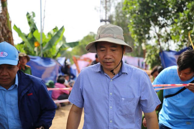 Toàn cảnh hiện trường giải cứu bé trai 10 tuổi rơi xuống ống cọc bê tông