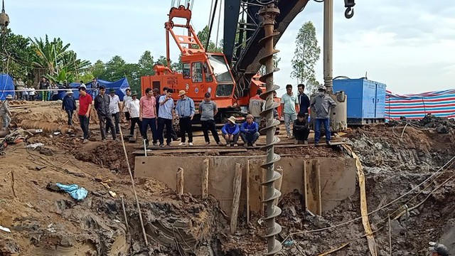 Toàn cảnh hiện trường giải cứu bé trai 10 tuổi rơi xuống ống cọc bê tông