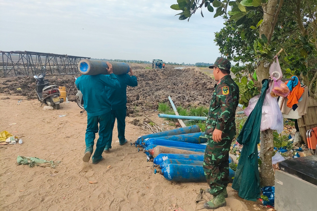 Toàn cảnh hiện trường giải cứu bé trai 10 tuổi rơi xuống ống cọc bê tông