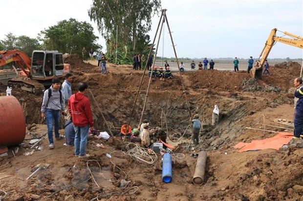 Tiên lượng về sức khỏe bé trai rơi xuống ống cọc bêtông sâu 35m