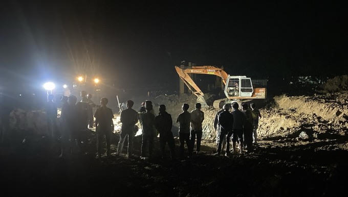 Vụ bé trai rơi xuống trụ bêtông sâu 35m: Chưa thể nhổ cọc bêtông để cứu bé