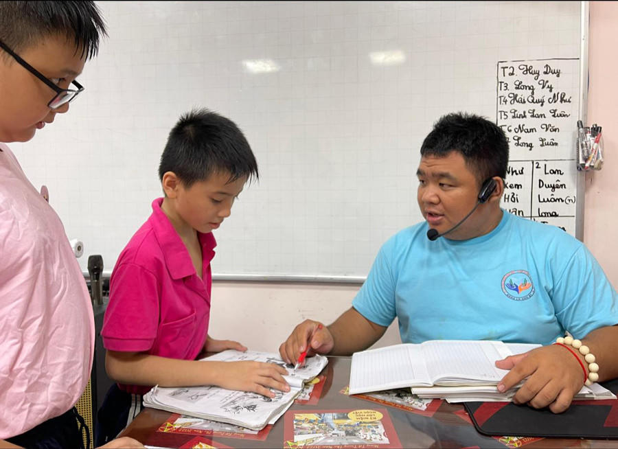 Đọc mảnh giấy ghi điều ước ngày Tết của học trò, thầy giáo trẻ bật khóc